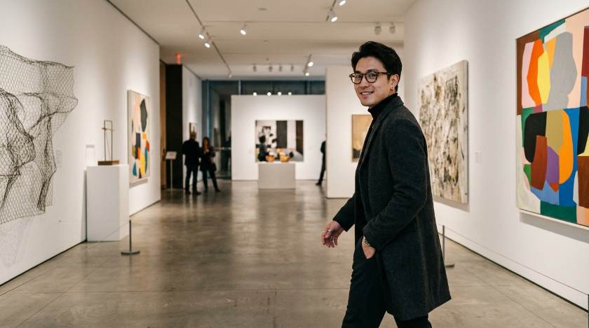 美術館で絵画を鑑賞しながら語り合う男女